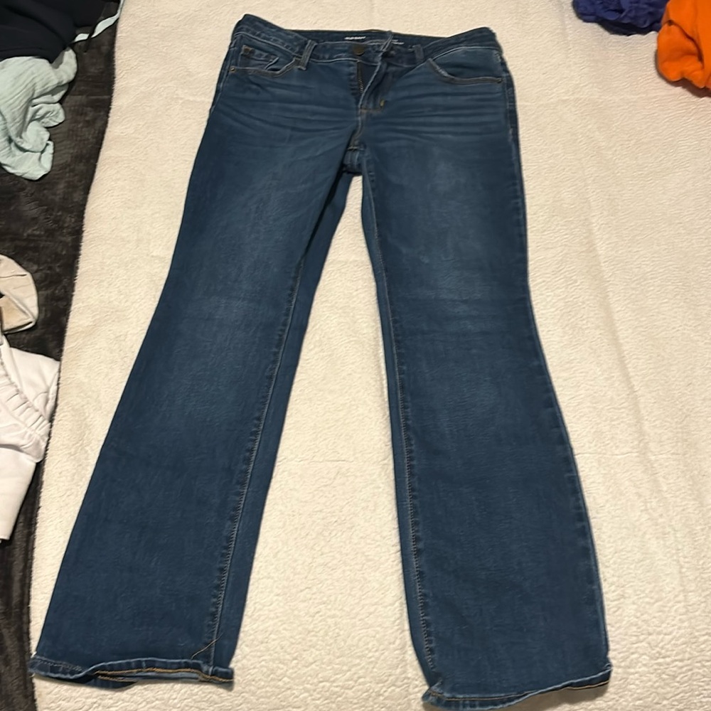 Kicker boot cut jeans mid rise, size 6, from old navy, color, washy dark blue.